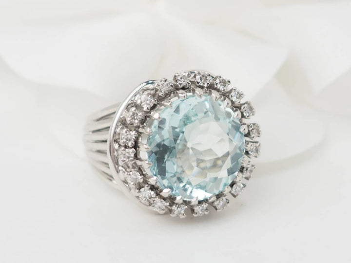 Bague importante en or blanc, platine, aigue marine et diamants