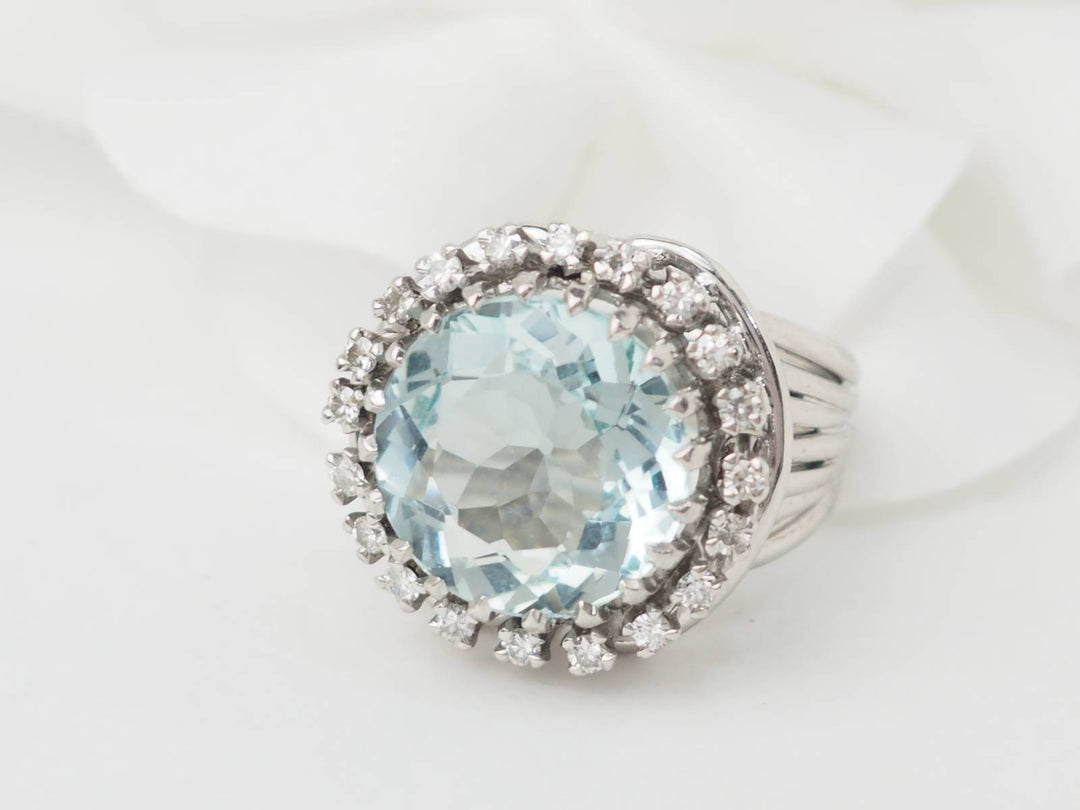 Bague importante en or blanc, platine, aigue marine et diamants