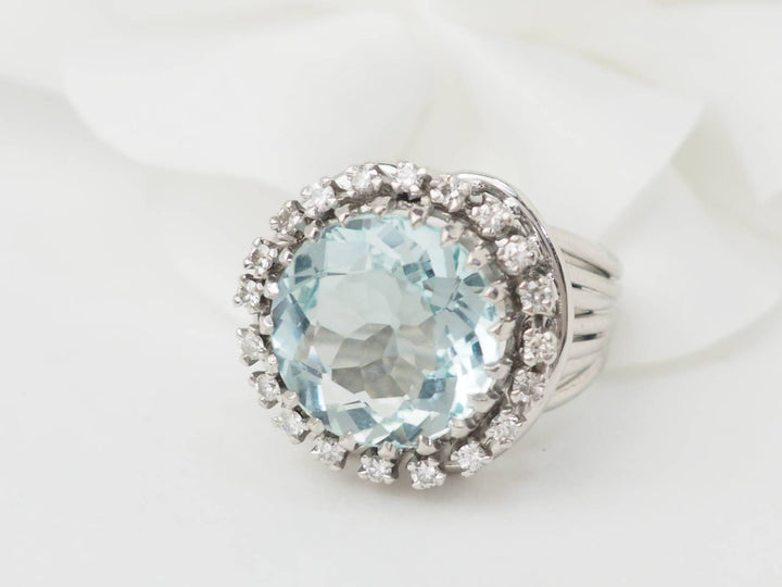 Bague importante en or blanc, platine, aigue marine et diamants