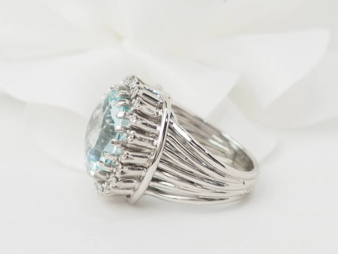 Bague importante en or blanc, platine, aigue marine et diamants