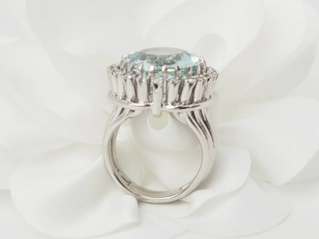 Bague importante en or blanc, platine, aigue marine et diamants
