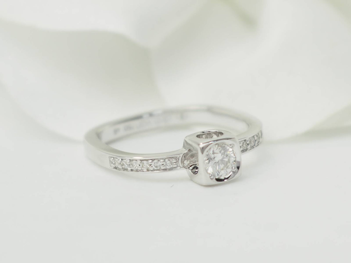 Bague Dinh Van Cube en or blanc et diamants