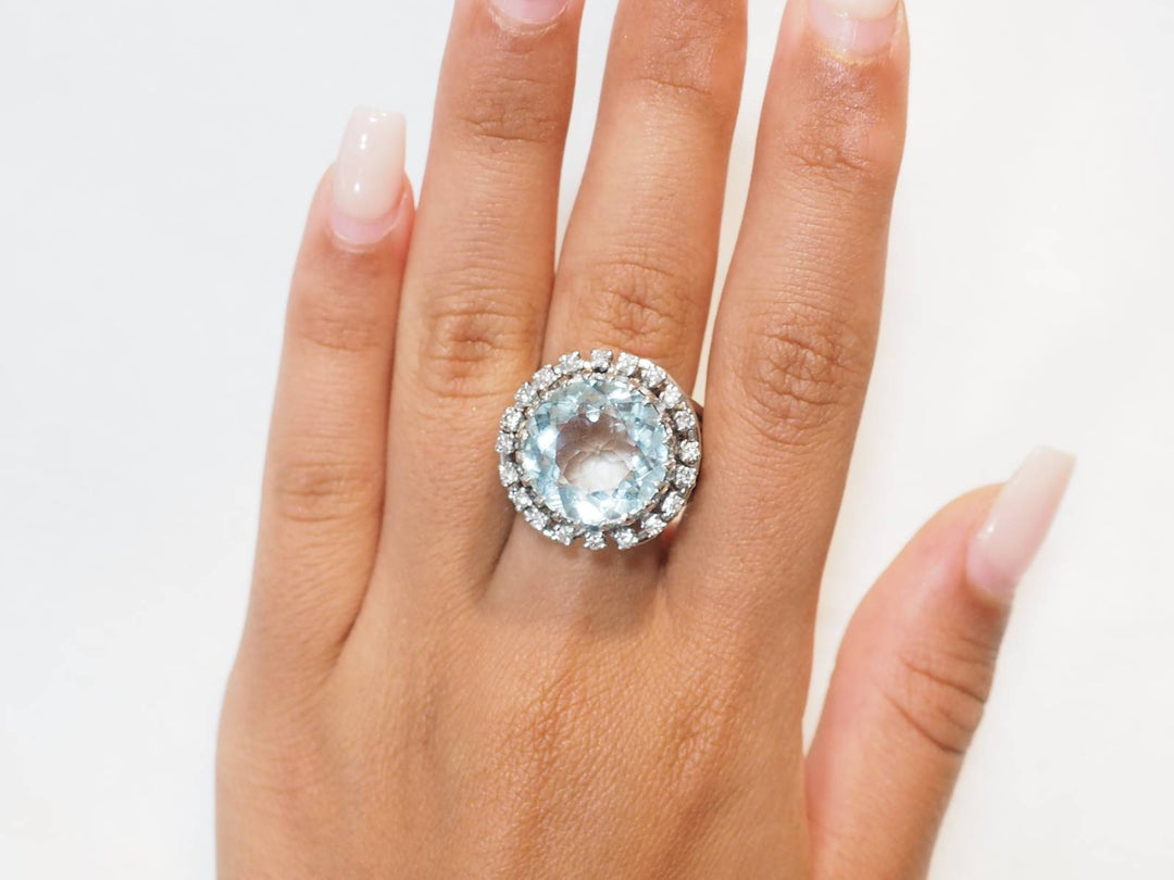 Bague importante en or blanc, platine, aigue marine et diamants