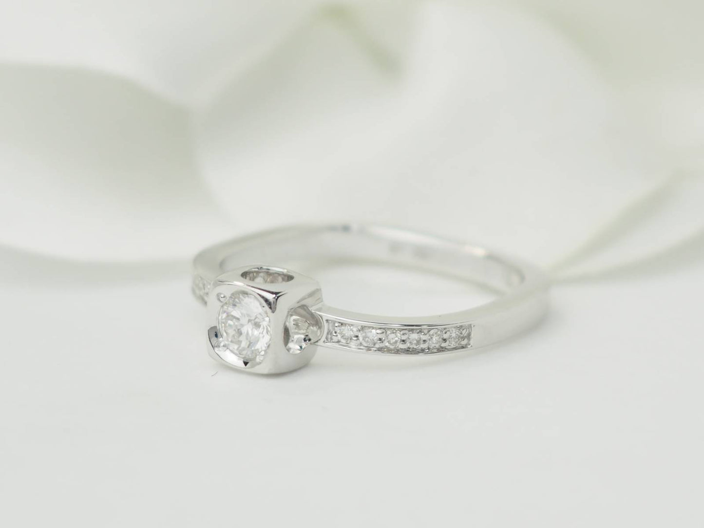 Bague Dinh Van Cube en or blanc et diamants