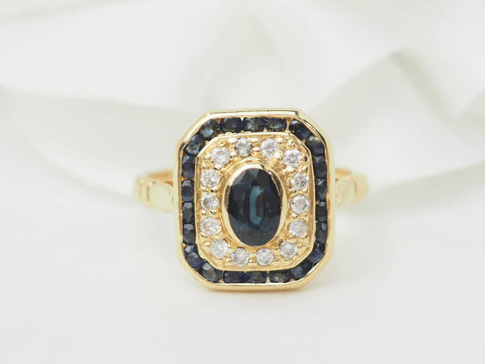 Bague entourage en or jaune, saphir et diamants