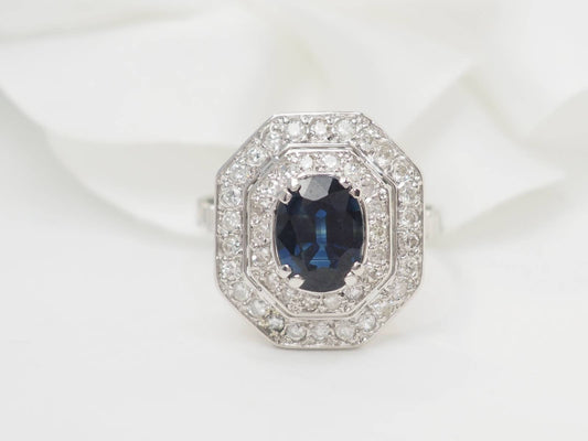 Bague double entourage en or blanc, saphir et diamants