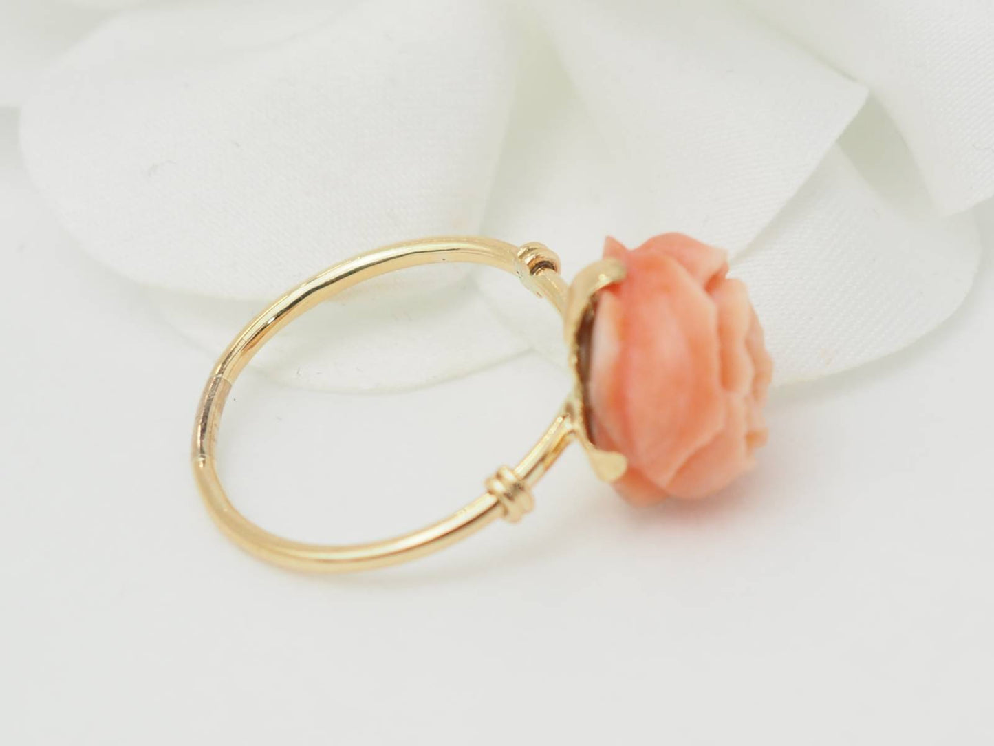 Bague Fleur en or jaune et corail
