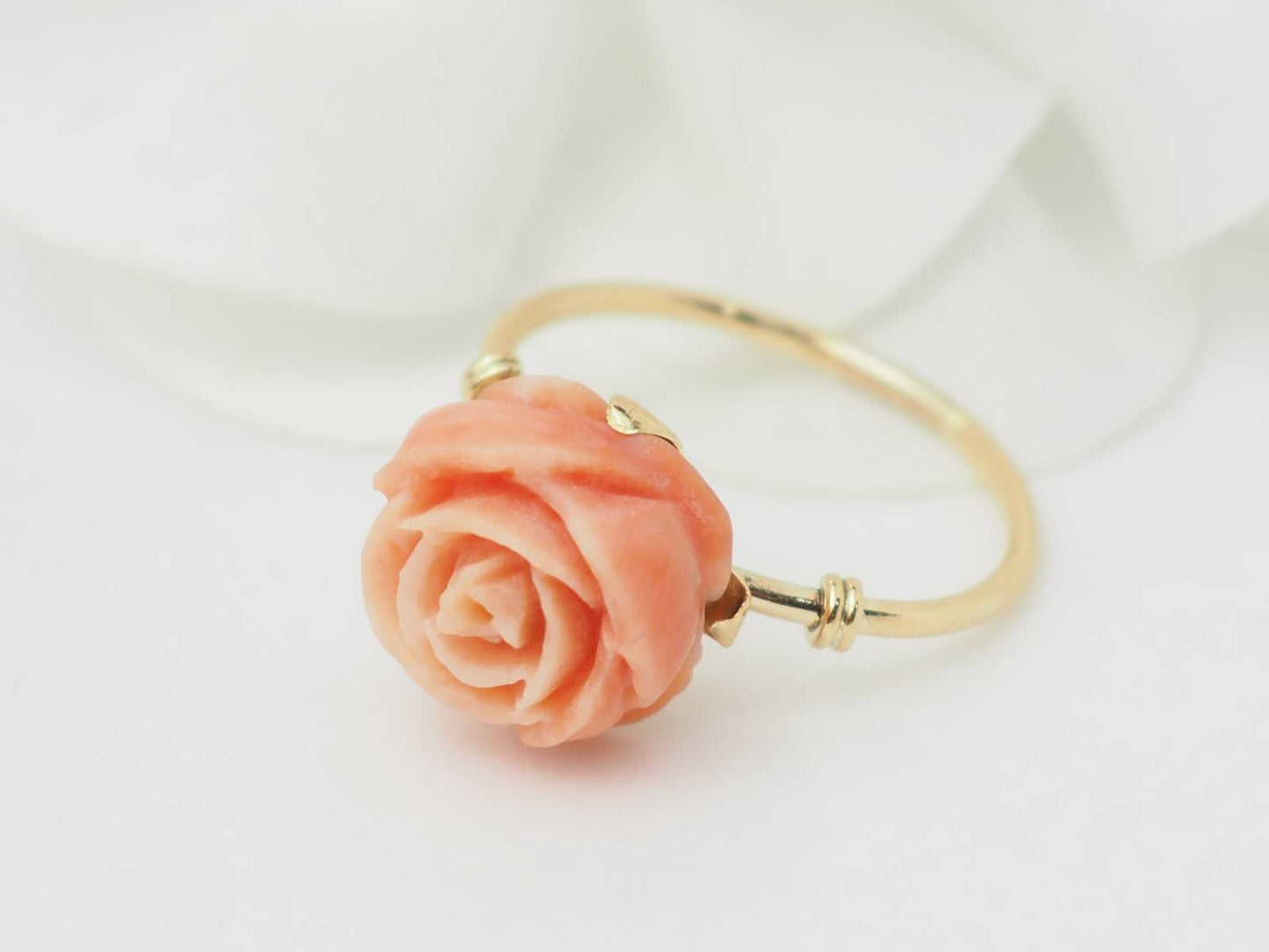 Bague Fleur en or jaune et corail