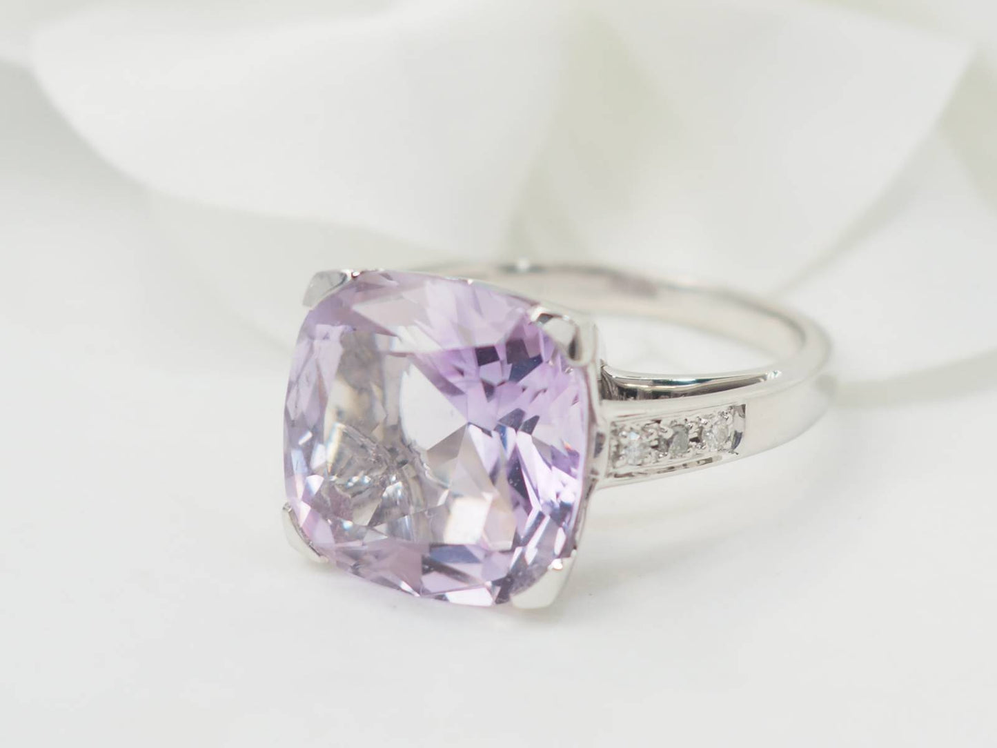 Bague Mauboussin "Gueule d'Amour" en or blanc et diamands