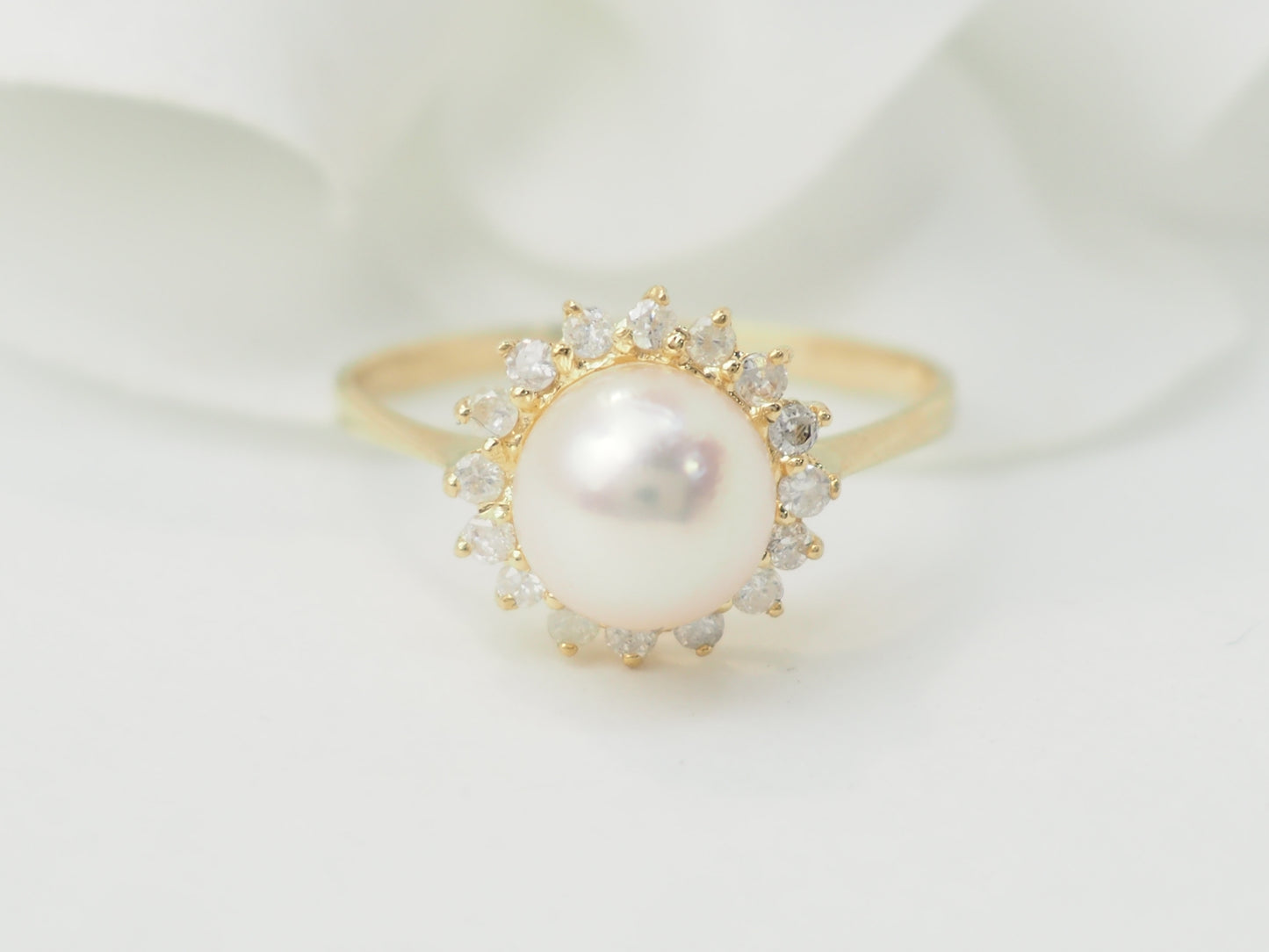 Bague en or jaune, perle de culture et diamants