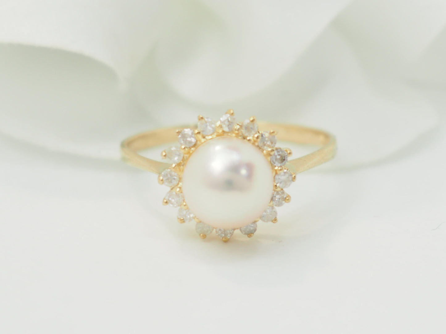 Bague en or jaune, perle de culture et diamants