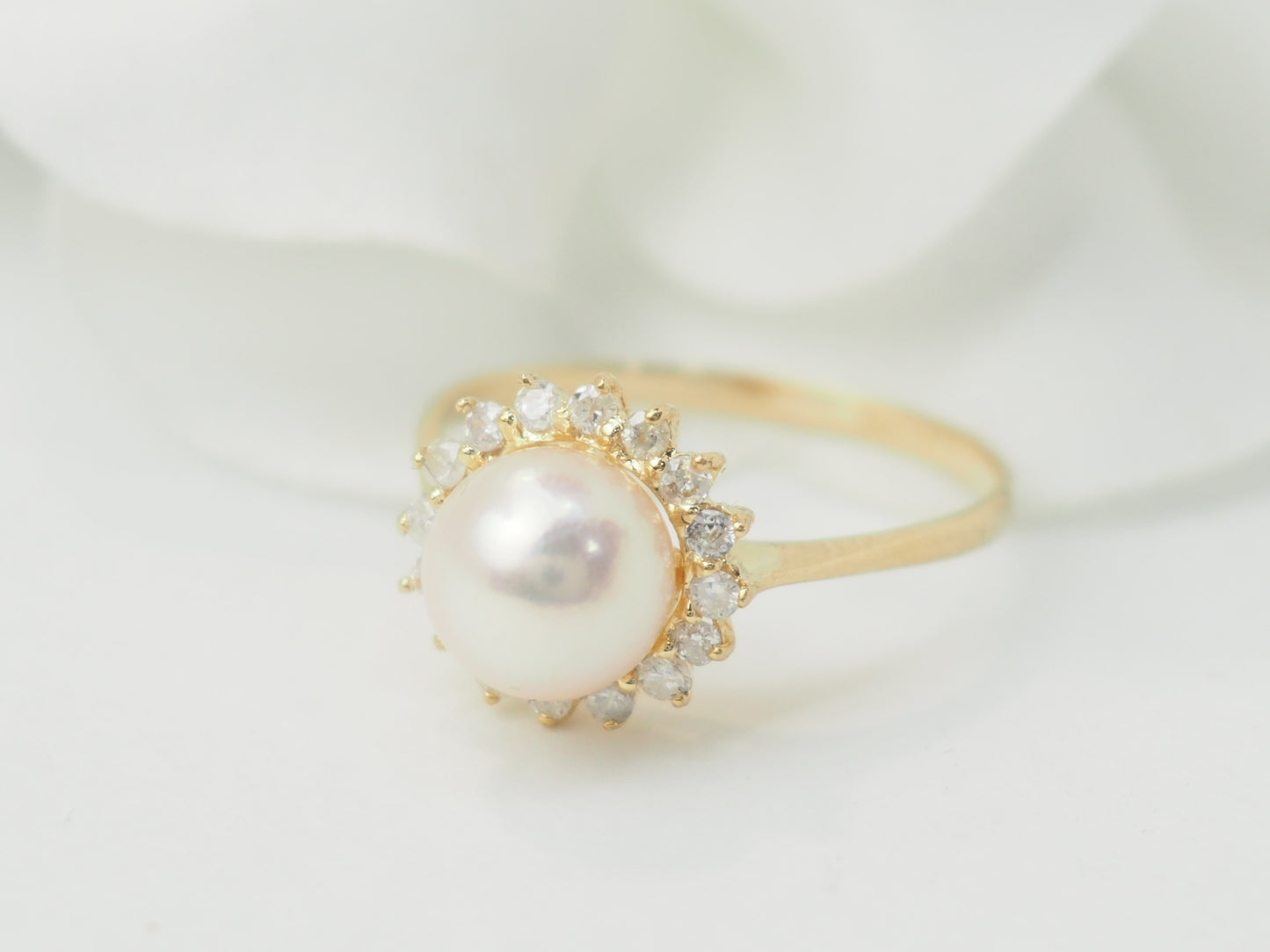 Bague en or jaune, perle de culture et diamants