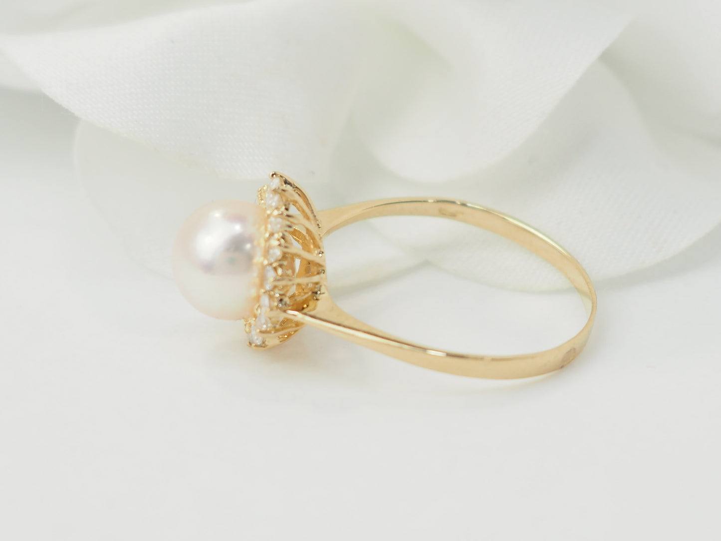 Bague en or jaune, perle de culture et diamants