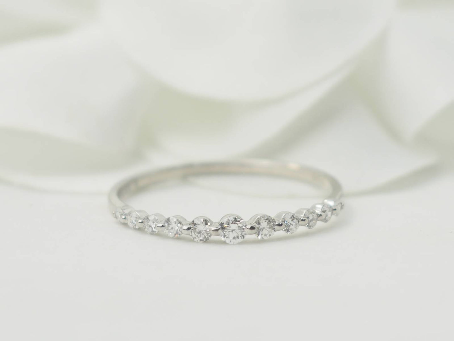 Demi alliance en or blanc et diamants