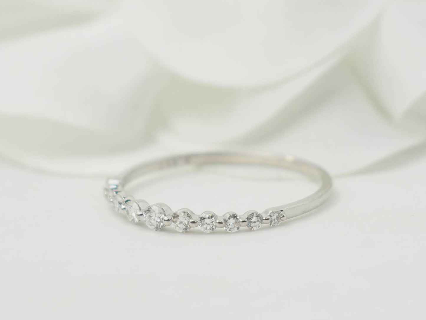 Demi alliance en or blanc et diamants