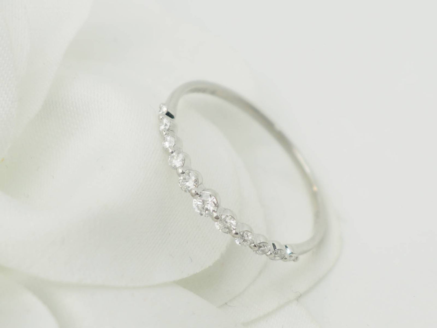 Demi alliance en or blanc et diamants