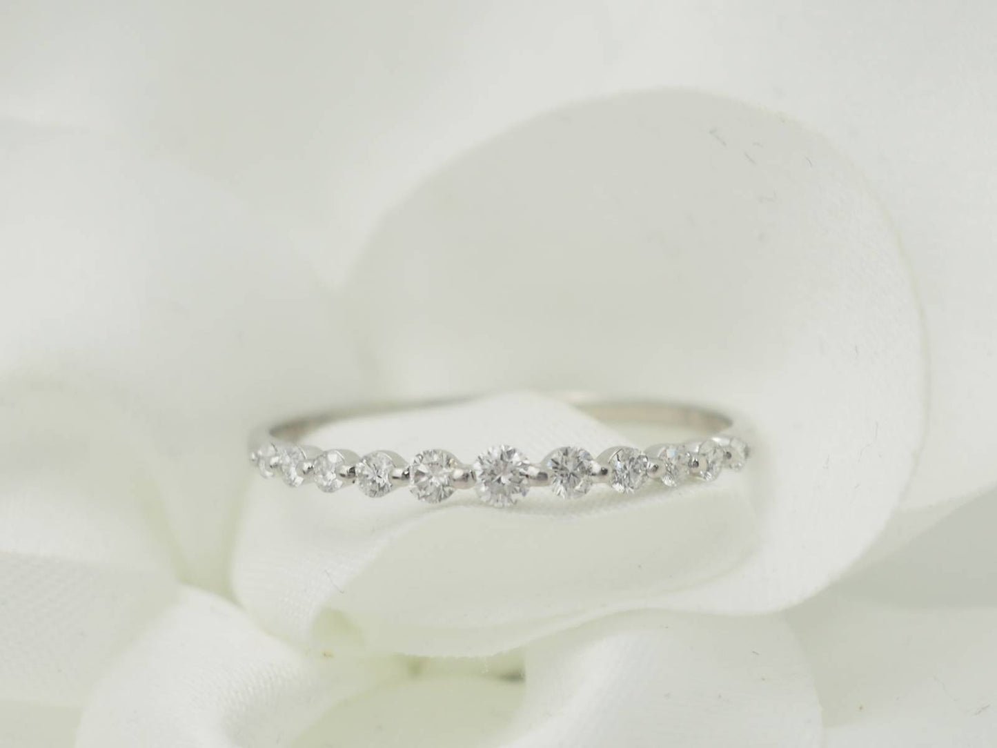 Demi alliance en or blanc et diamants