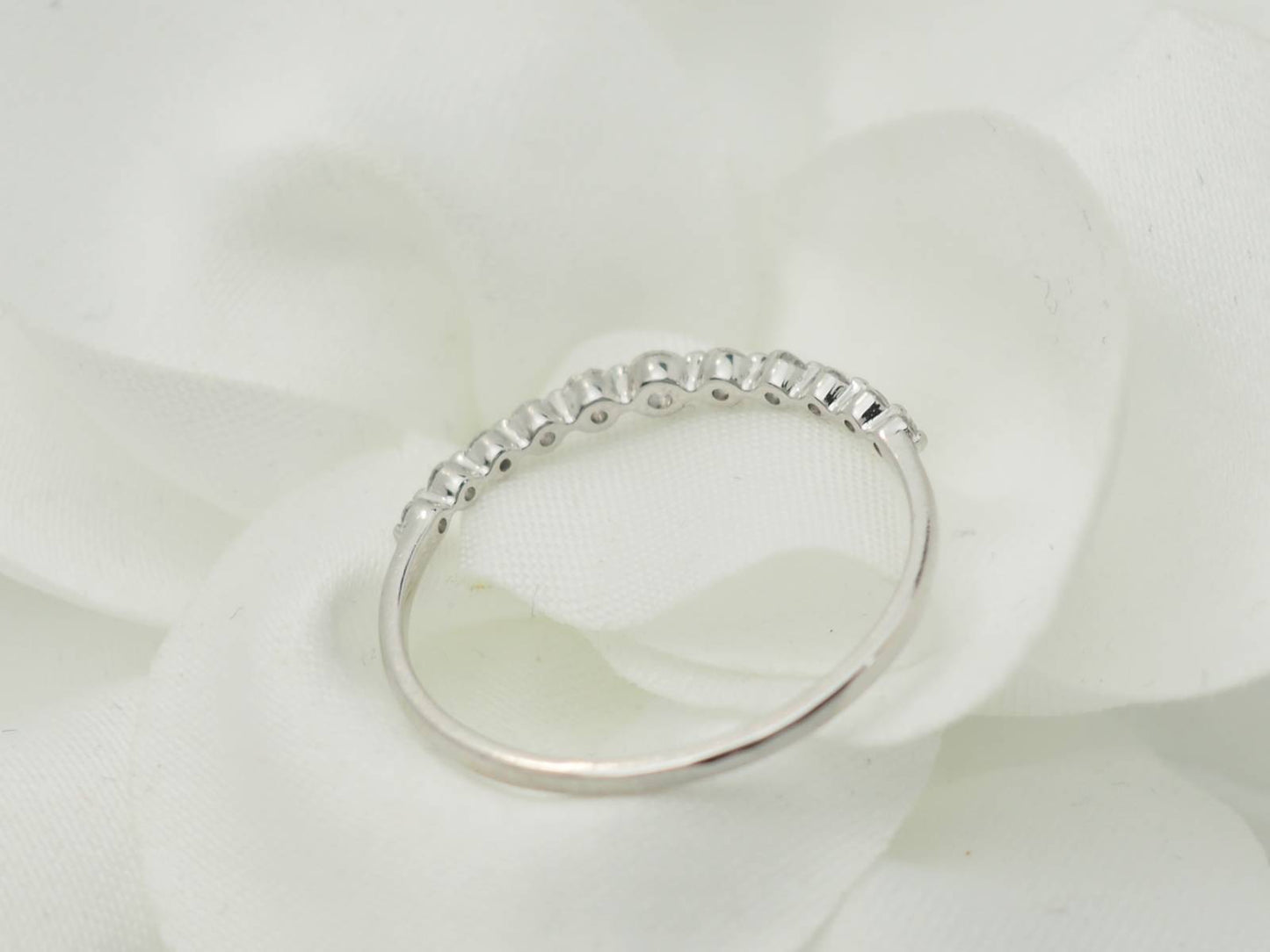 Demi alliance en or blanc et diamants