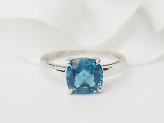 Bague en or blanc et Topaze bleue