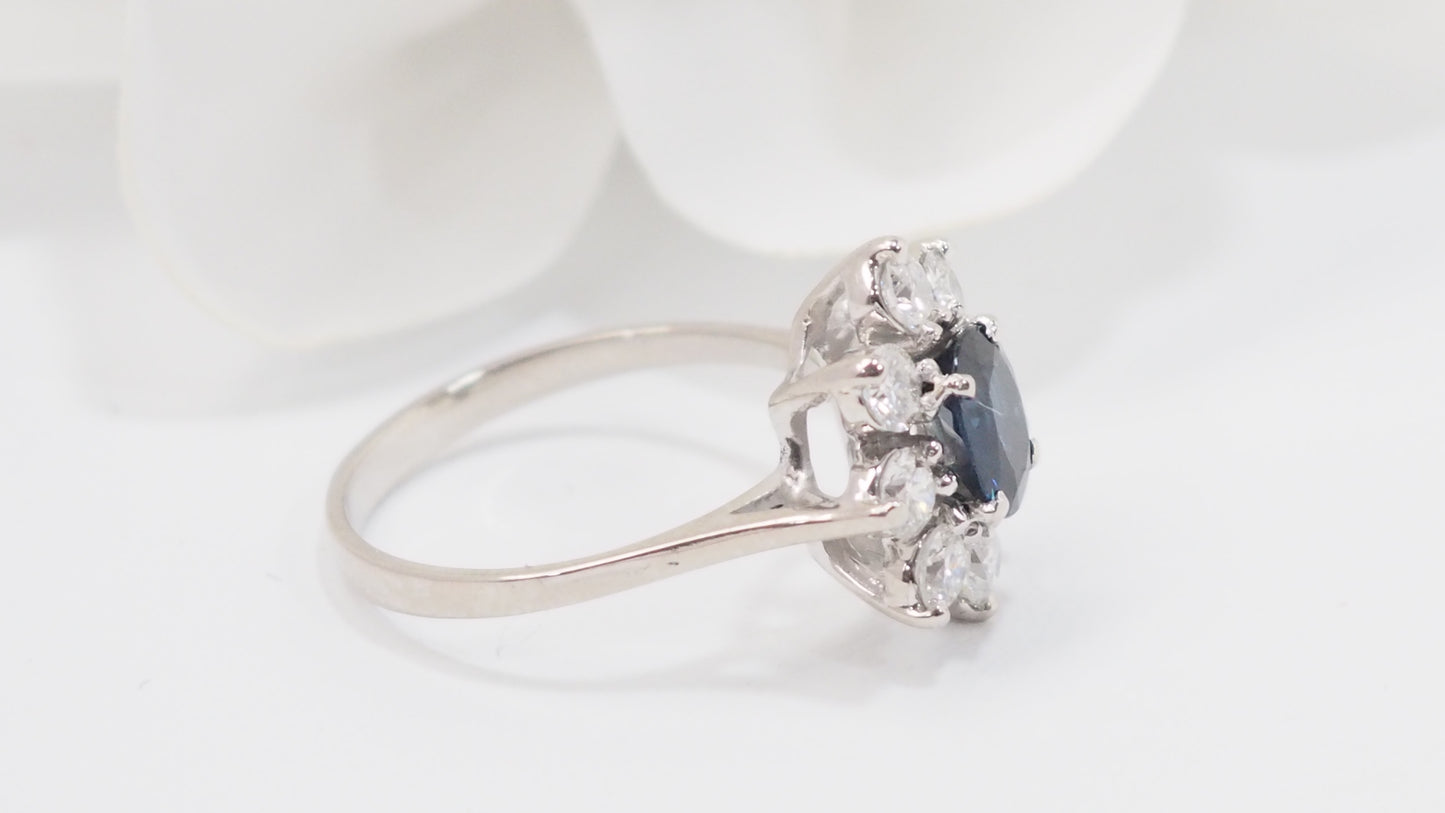 Bague entourage en or blanc, saphir ovale et diamants