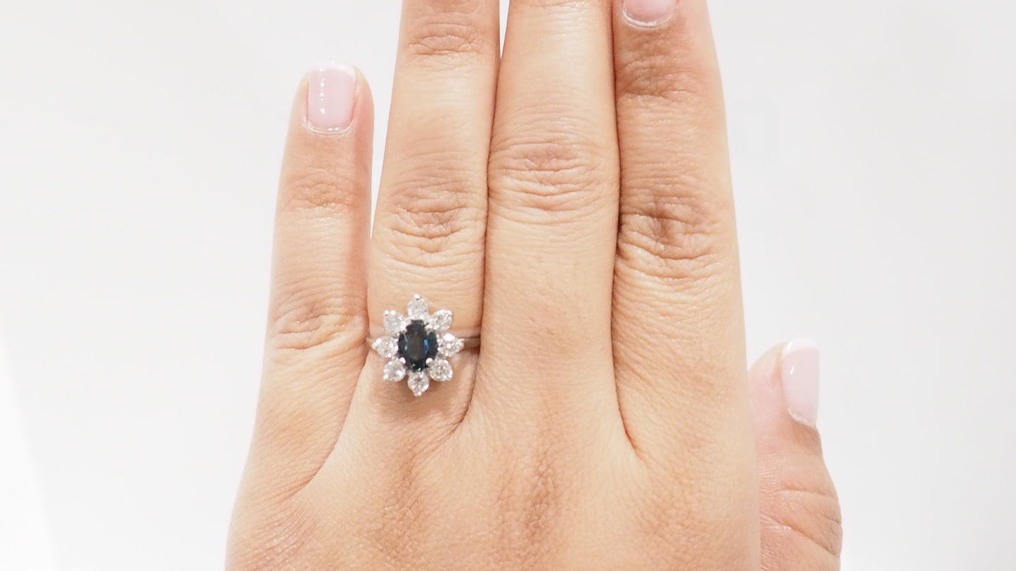 Bague entourage en or blanc, saphir ovale et diamants