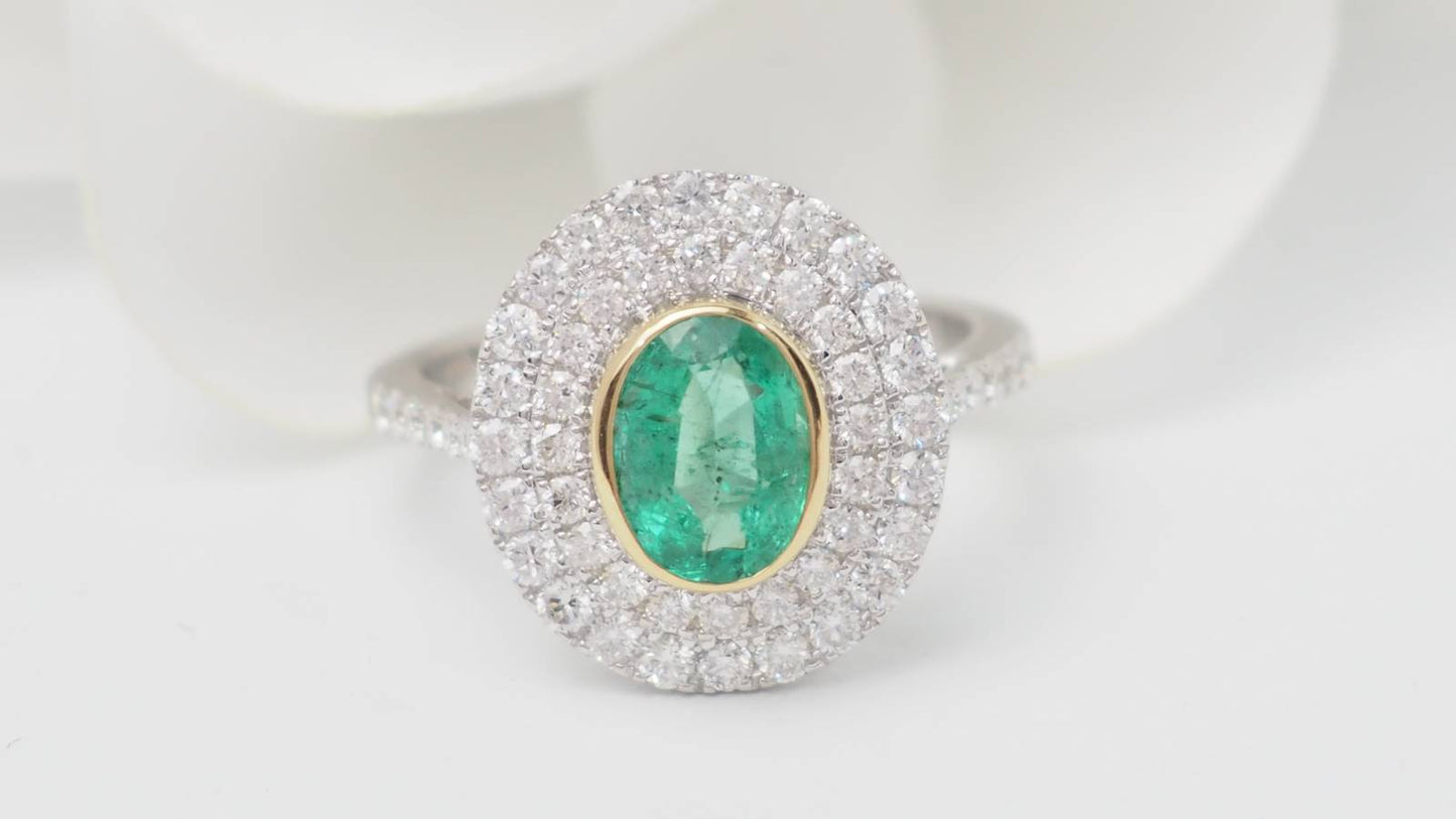 Bague double entourage en or, émeraude et diamants