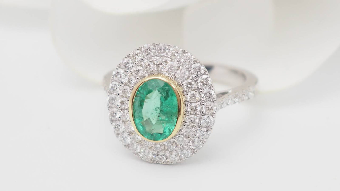 Bague double entourage en or bicolore, émeraude ovale et diamants