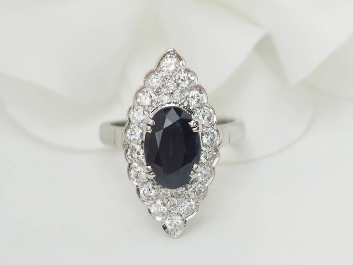 Bague marquise en or blanc, saphir et diamants