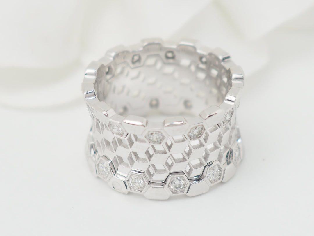 Bague ajourée en or blanc et diamants