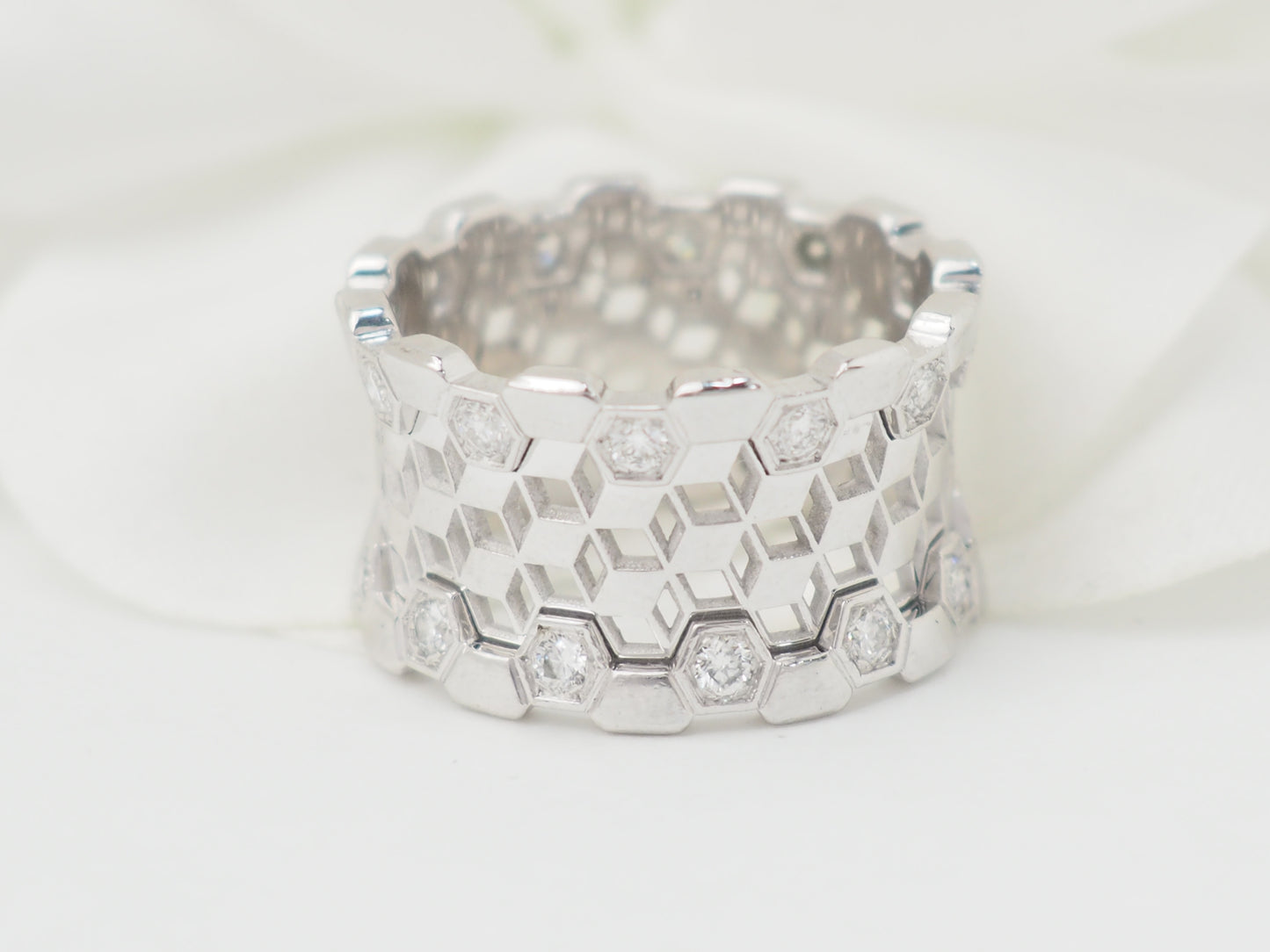 Bague ajourée en or blanc et diamants