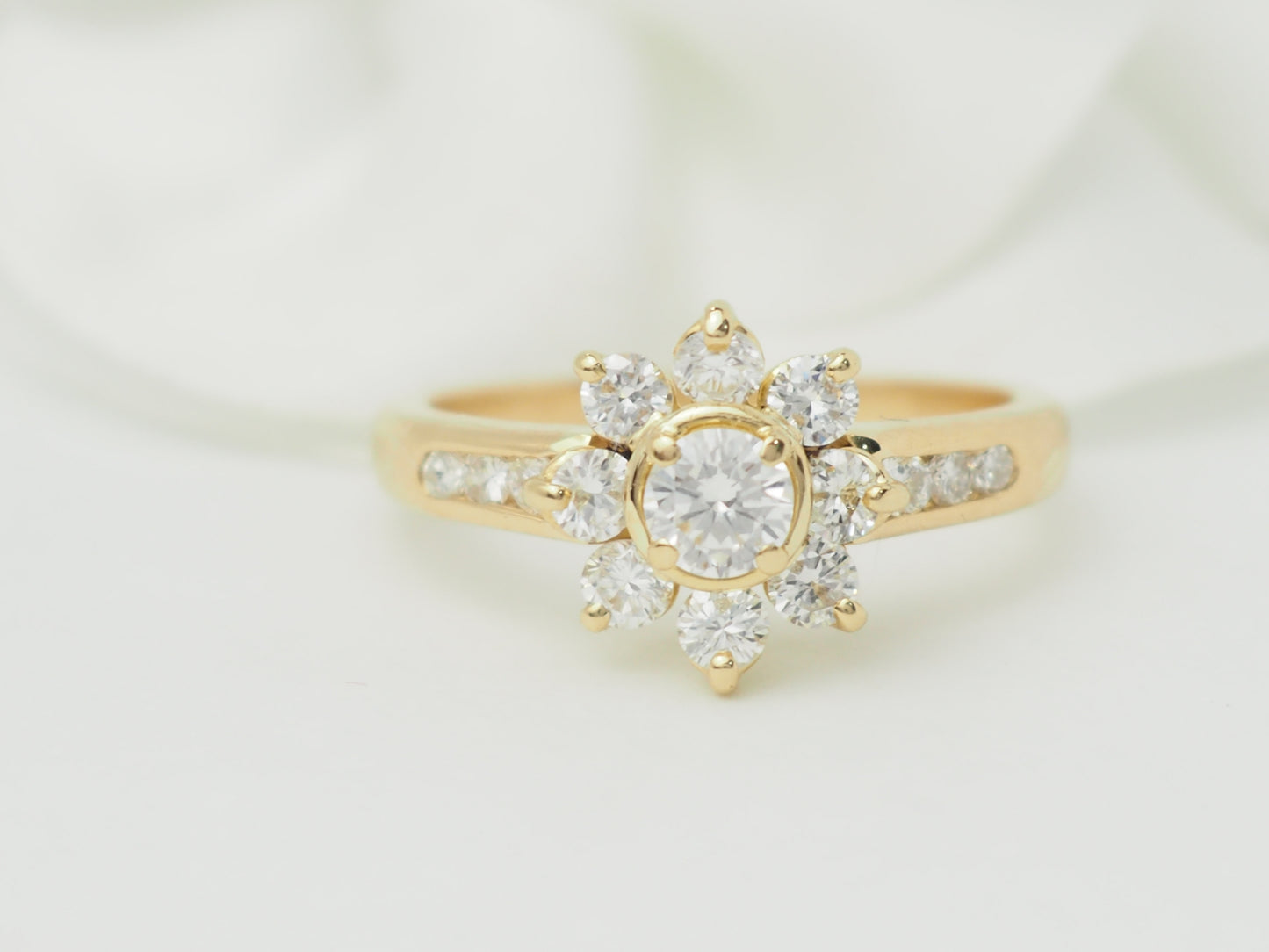Bague marguerite en or jaune et diamants