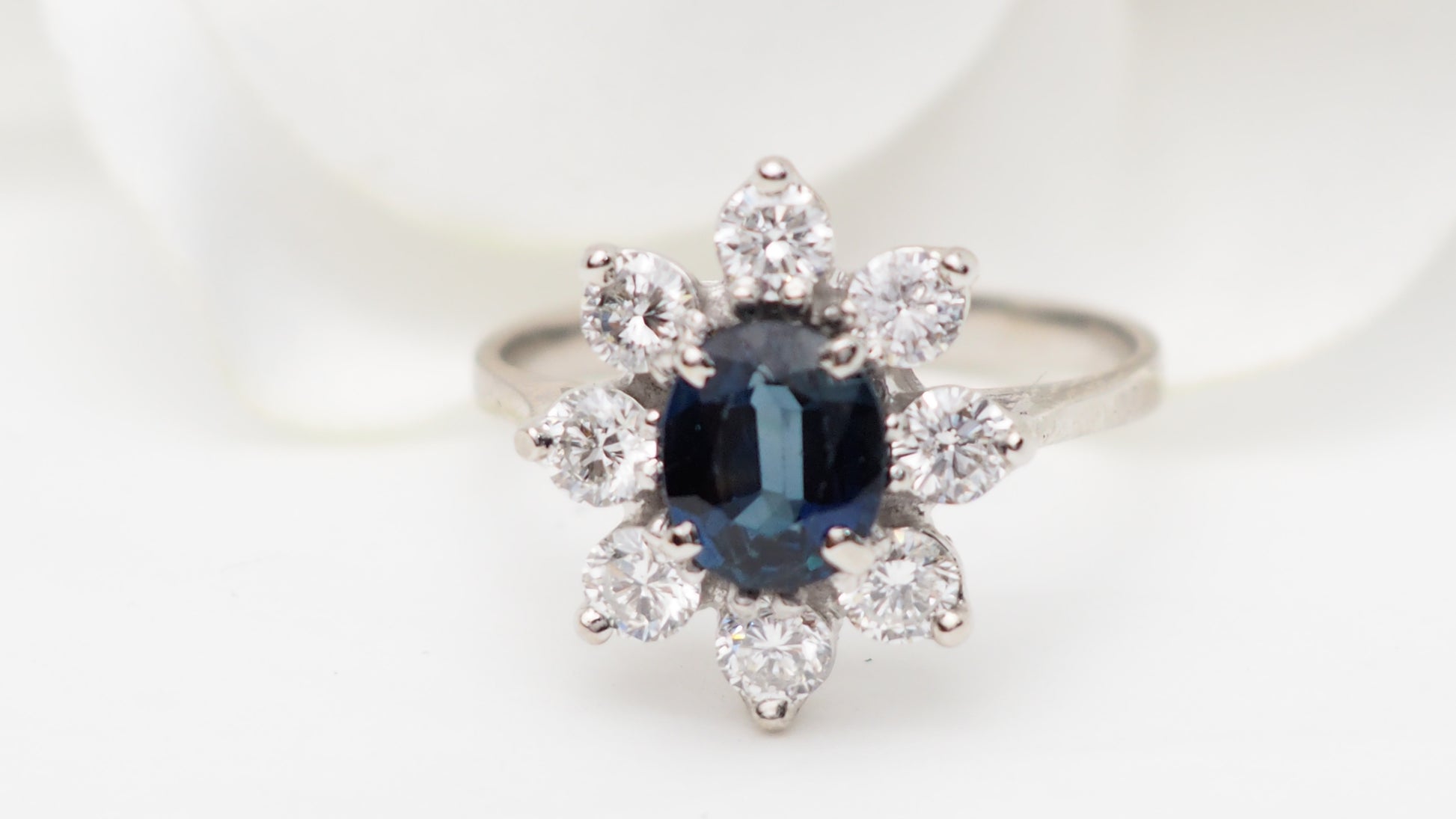 Bague entourage en or blanc, saphir et diamants
