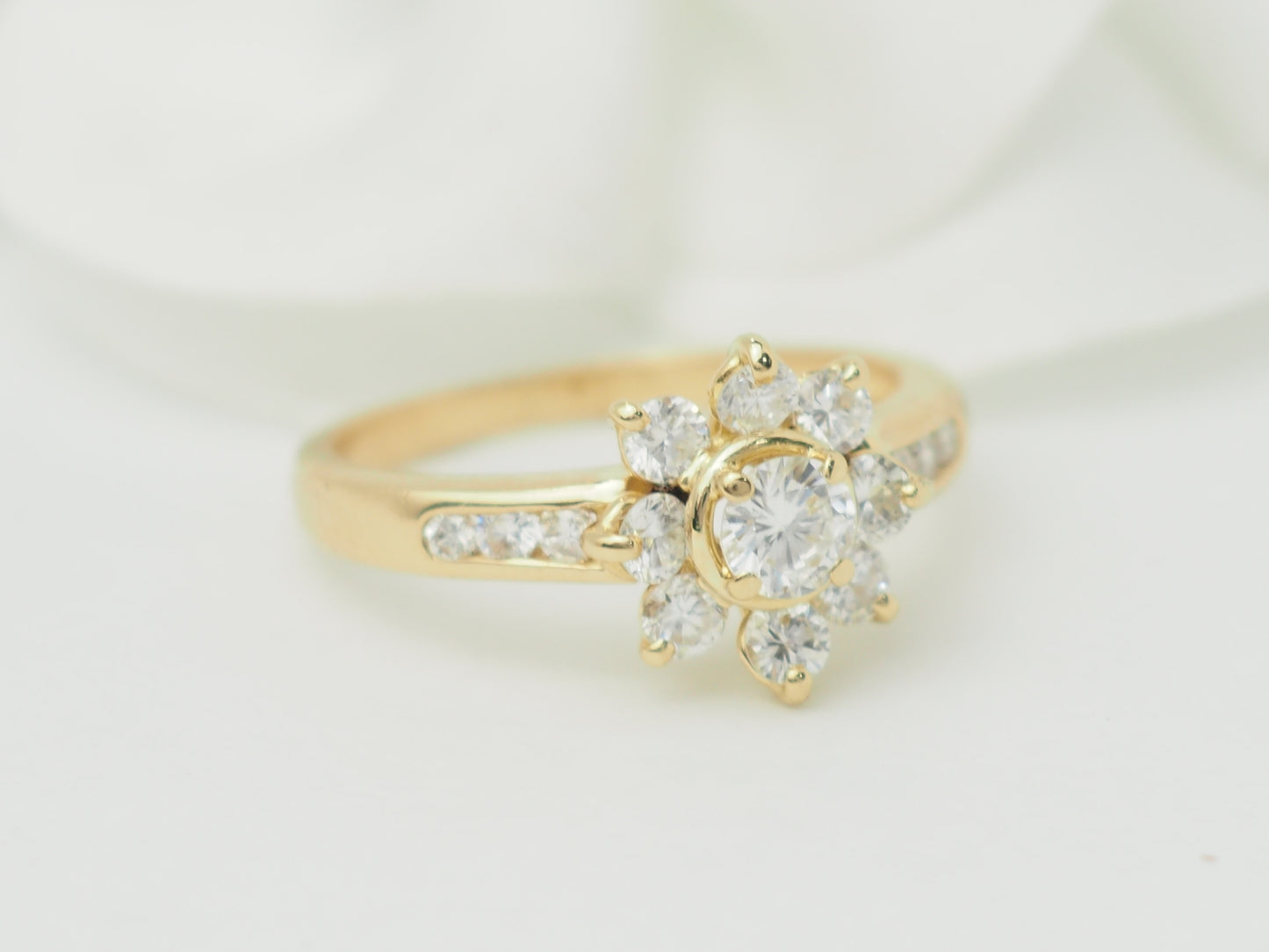Bague marguerite en or jaune et diamants