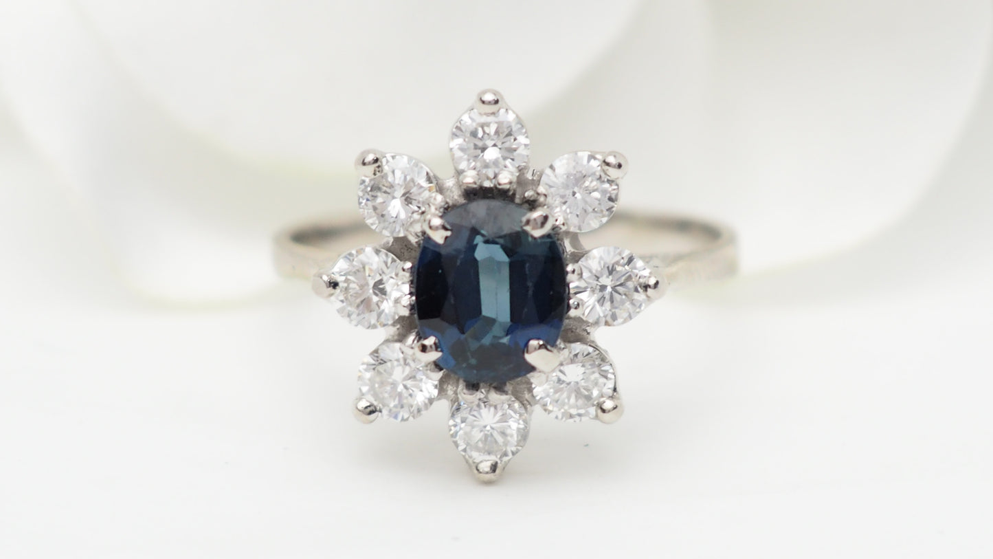 Bague entourage en or blanc, saphir ovale et diamants