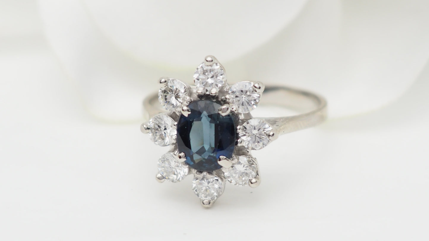 Bague marguerite en or blanc, saphir et diamants