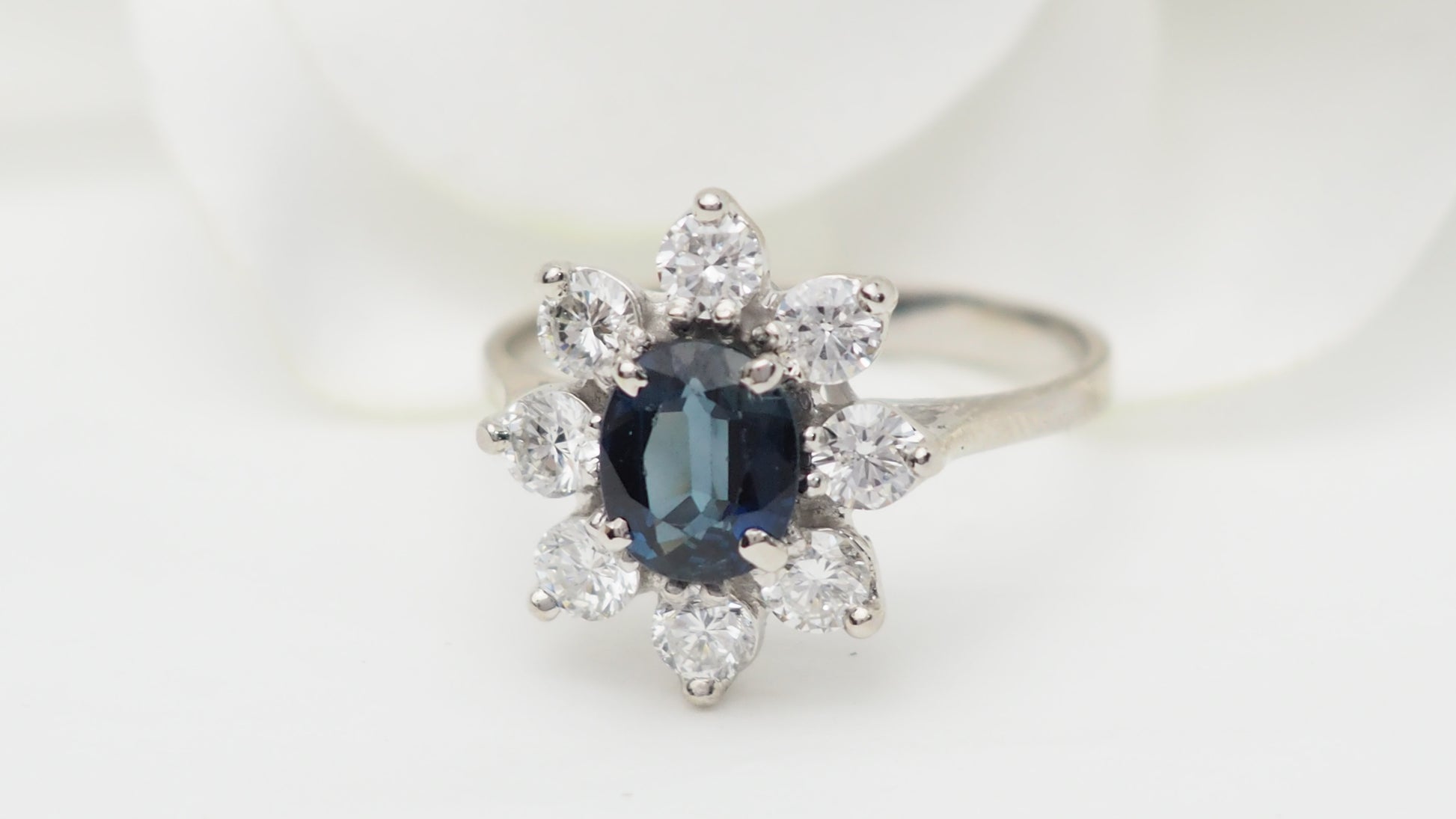 Bague marguerite en or blanc, saphir et diamants