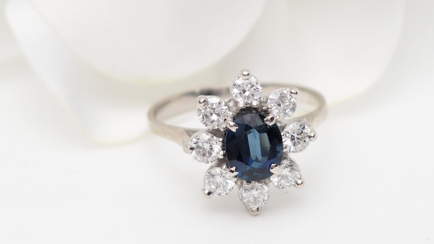 Bague en or blanc et saphir