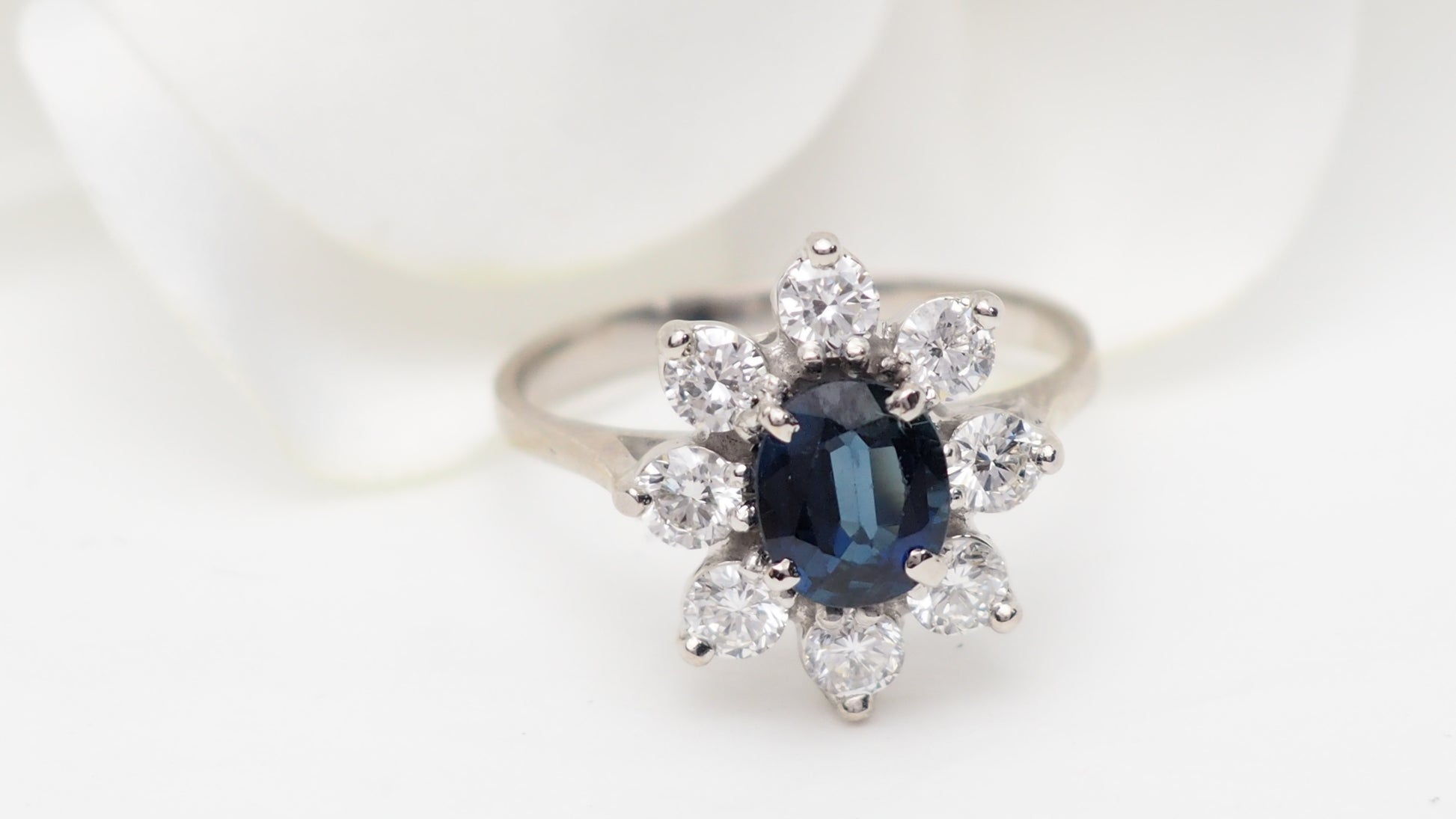 Bague en or blanc et saphir