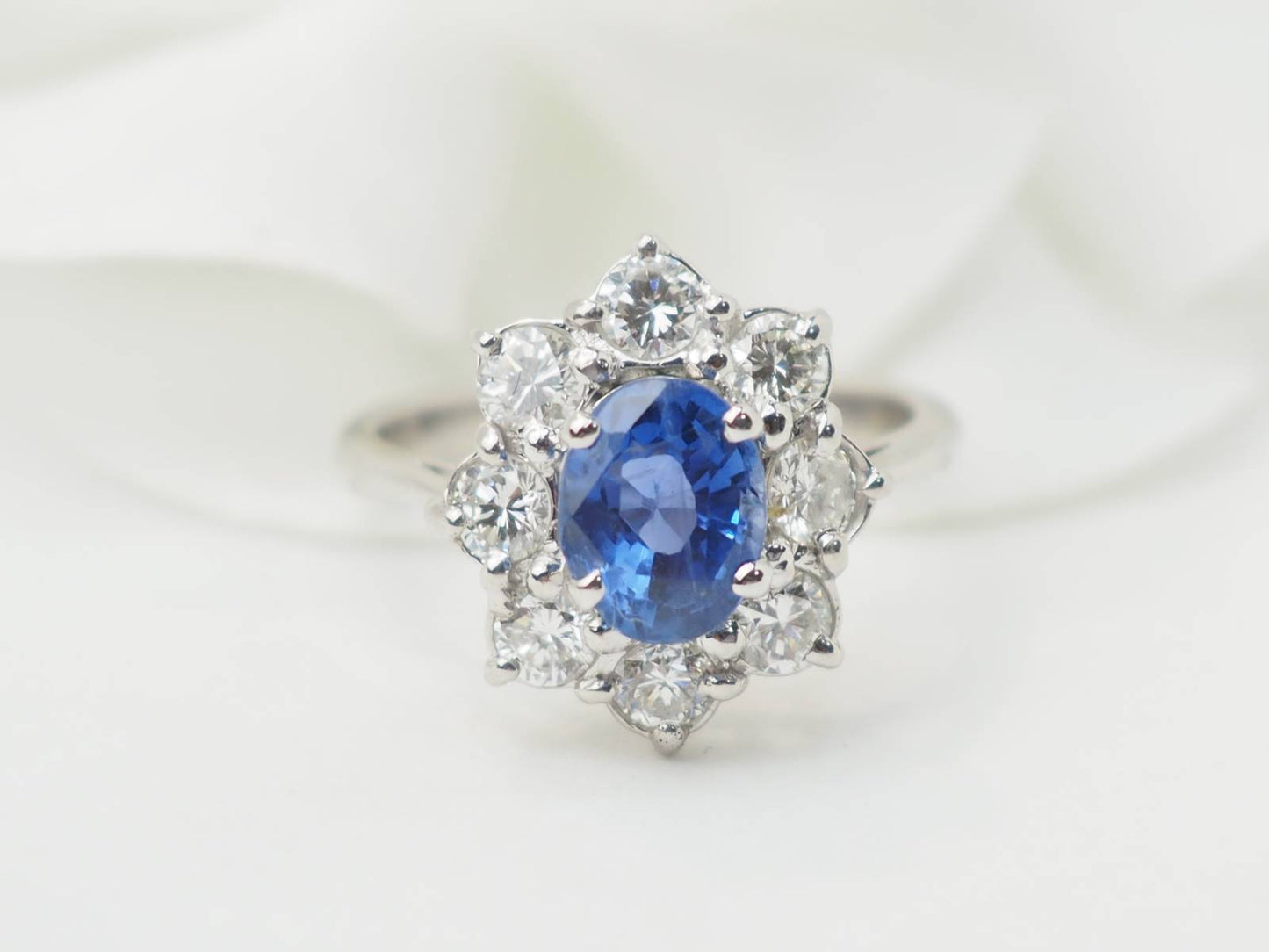 Bague entourage en or blanc, saphir et diamants