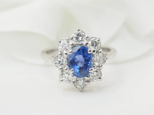 Bague entourage en or blanc, saphir et diamants
