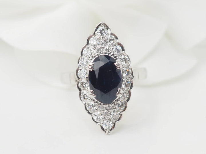 Bague marquise en or blanc, saphir et diamants
