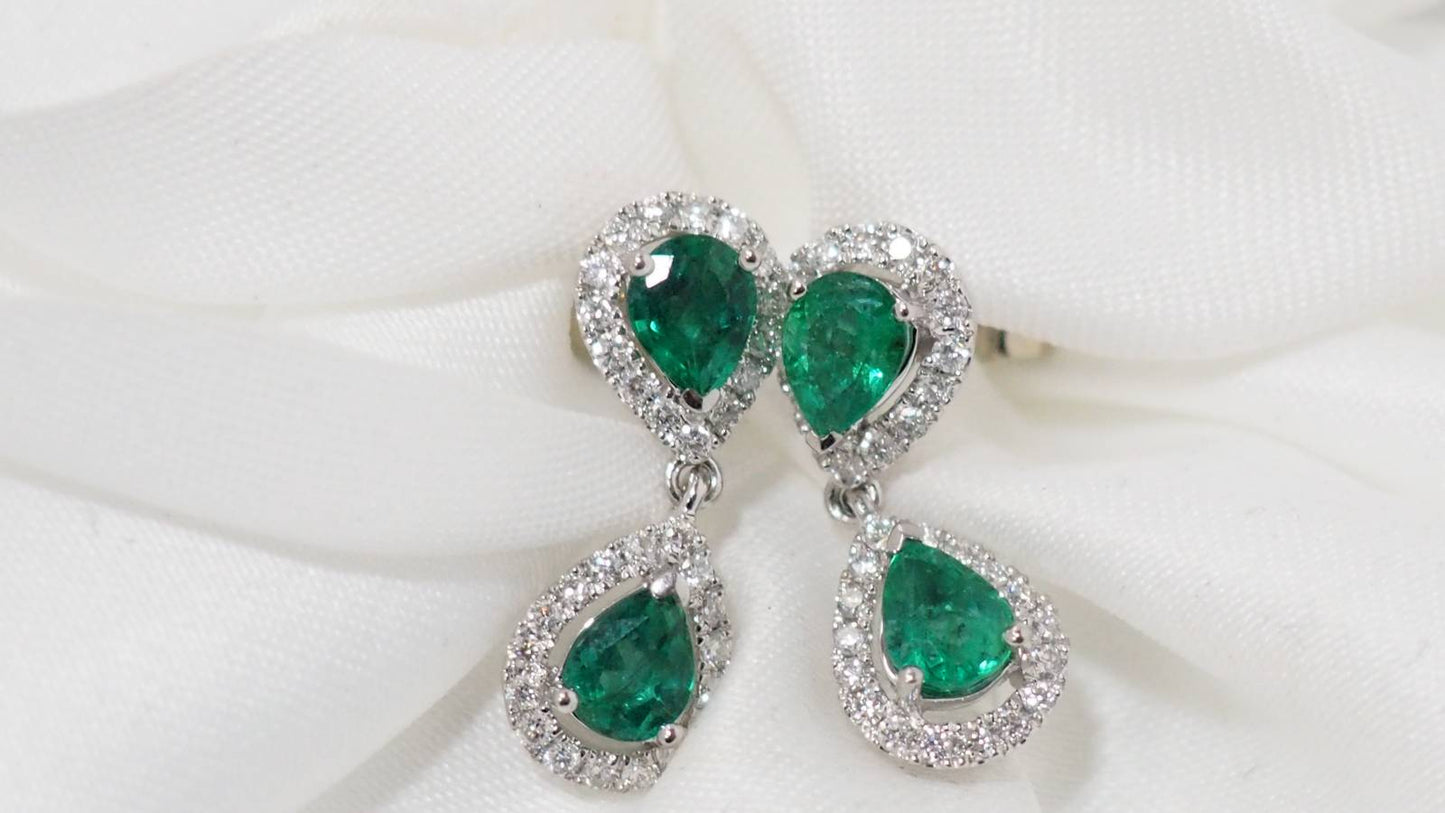 boucles d'oreilles pendantes en or blanc ornées d''émeraudes et diamants   en vente à Marseille