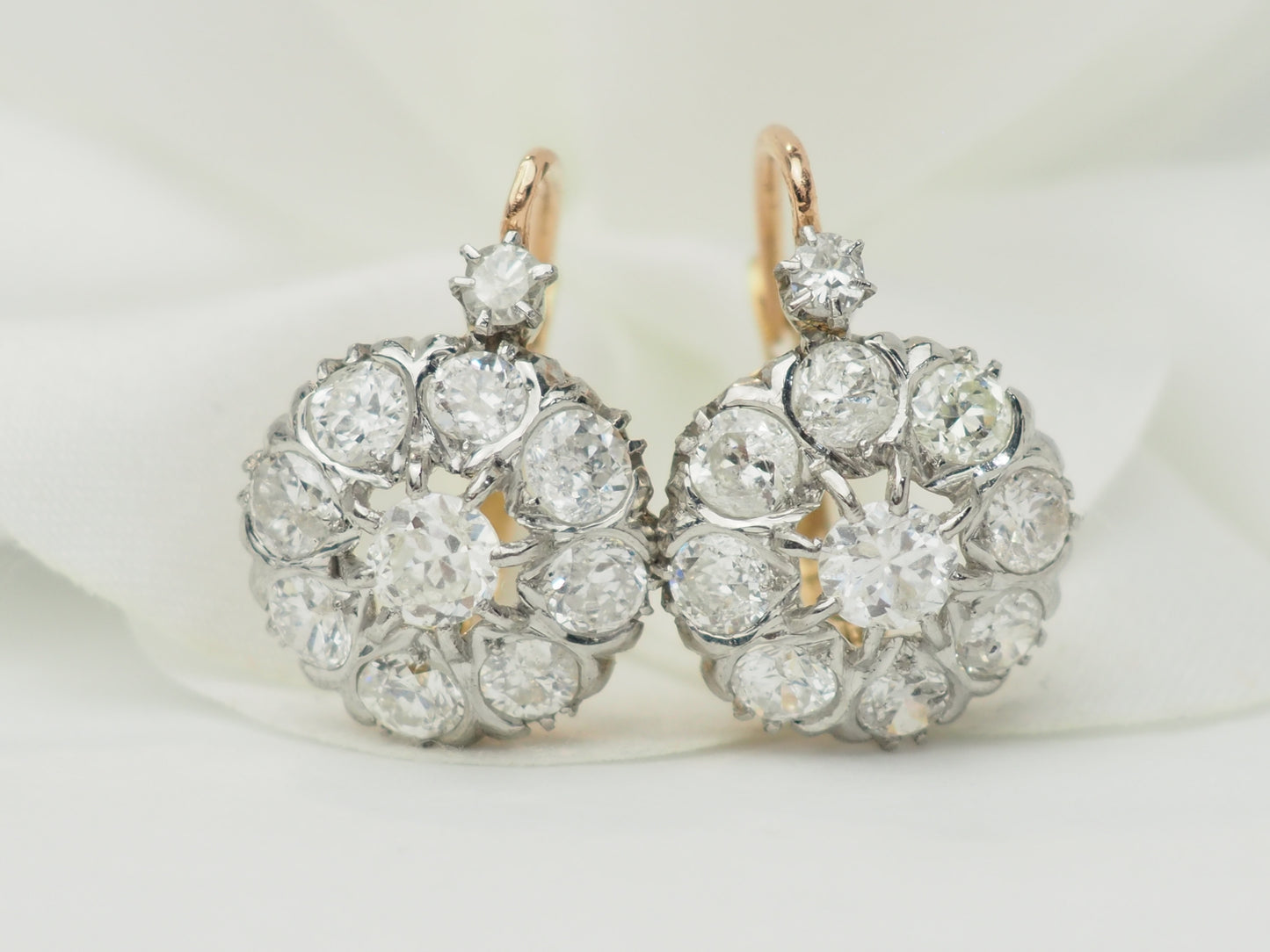 Boucles d'oreilles dormeuses en or jaune et diamants