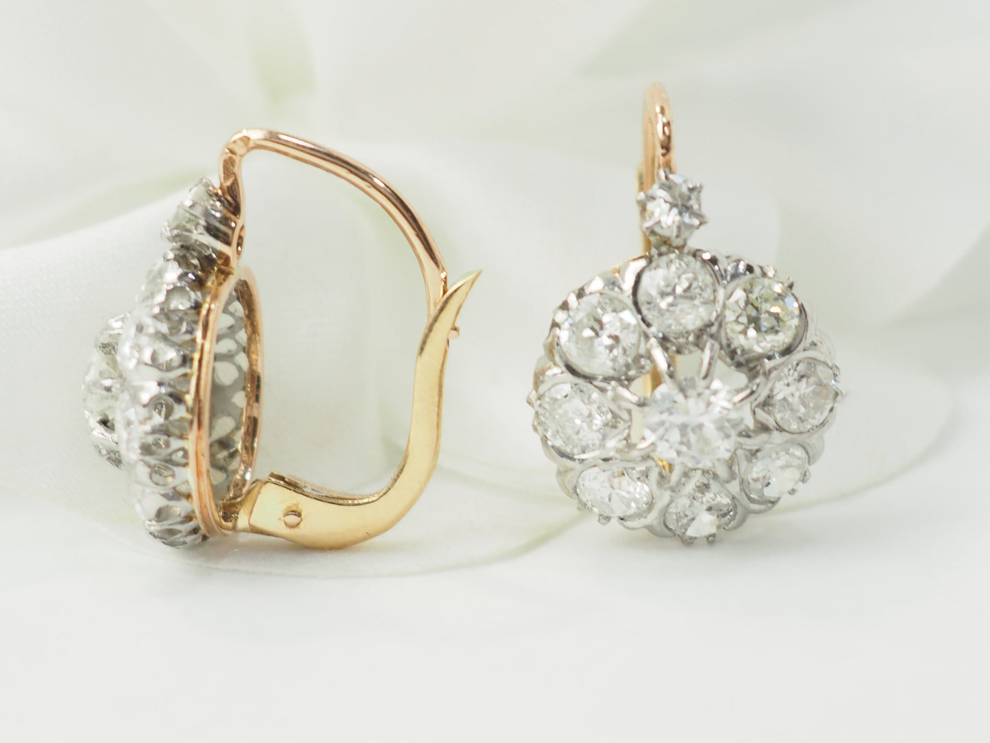 Boucles d'oreilles dormeuses en or jaune et diamants