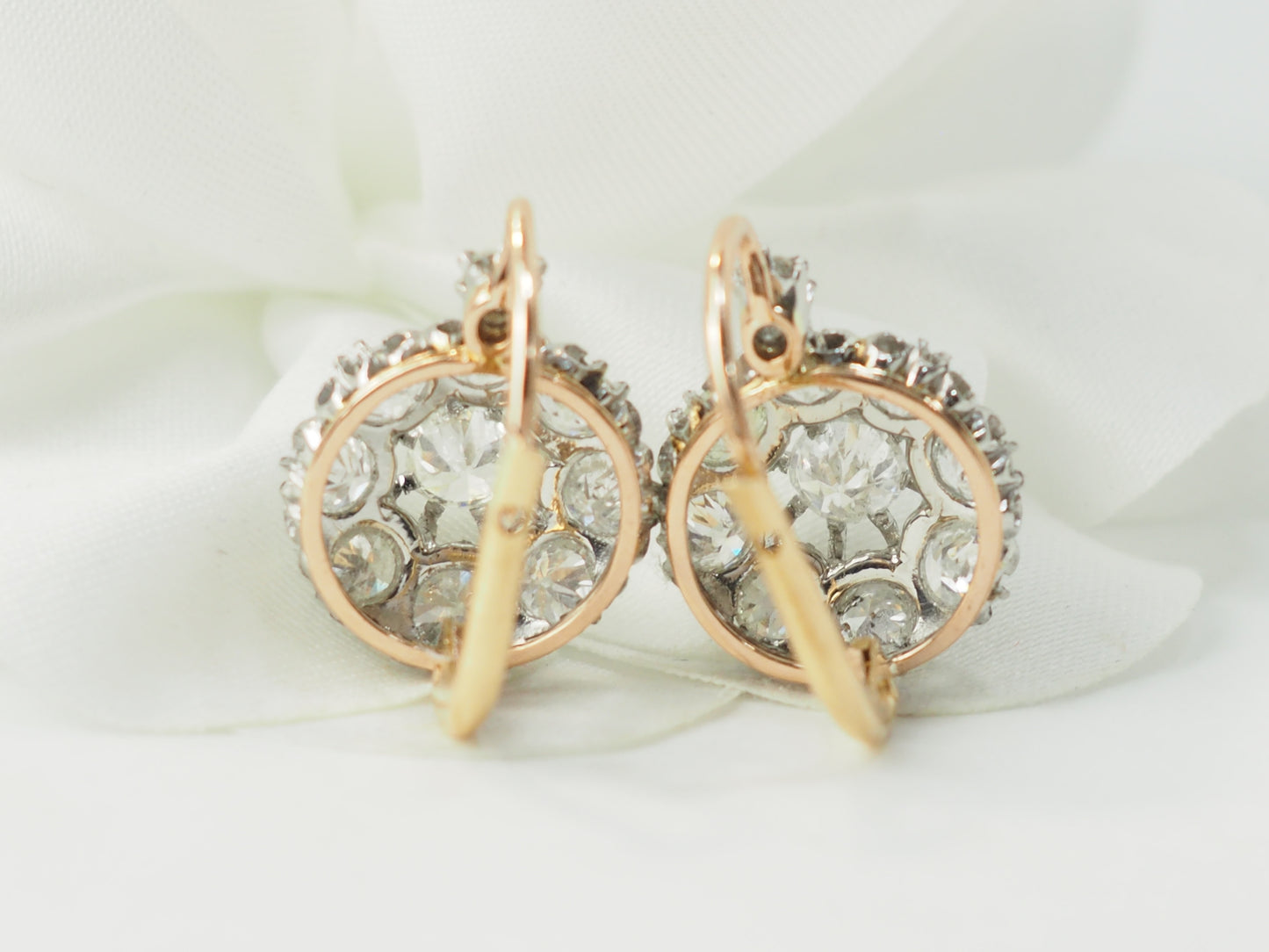Boucles d'oreilles dormeuses en or jaune et diamants