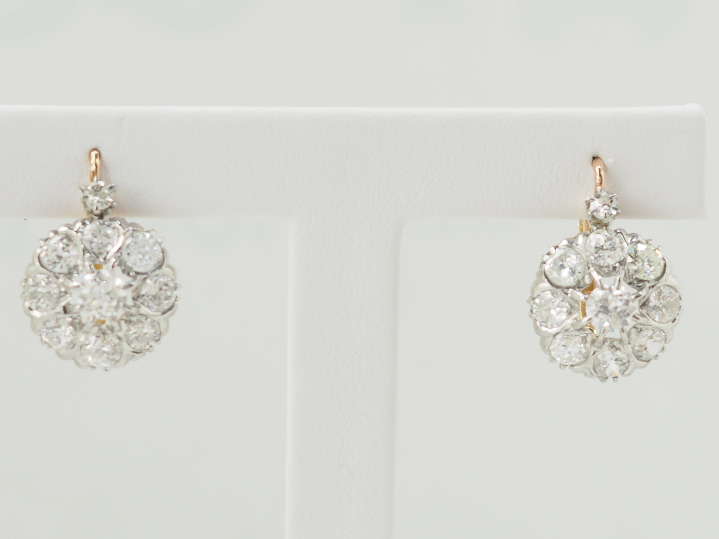 Boucles d'oreilles dormeuses en or jaune et diamants