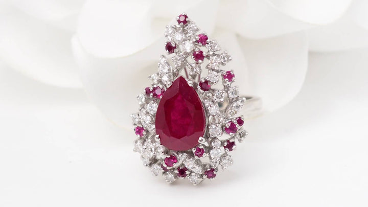 Bague importante en or blanc,  rubis et diamants