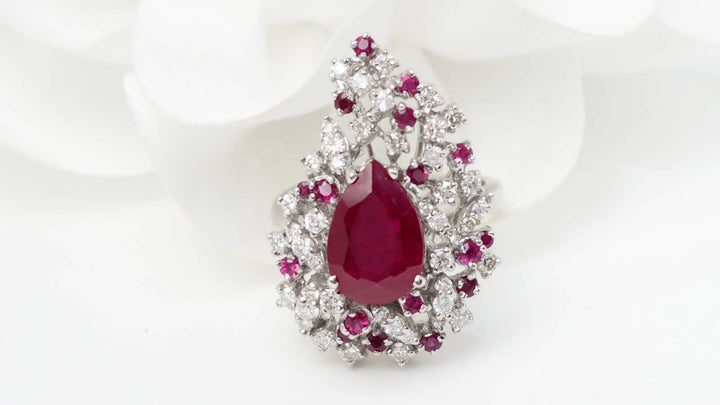 Bague  cocktail en or blanc, rubis et diamants
