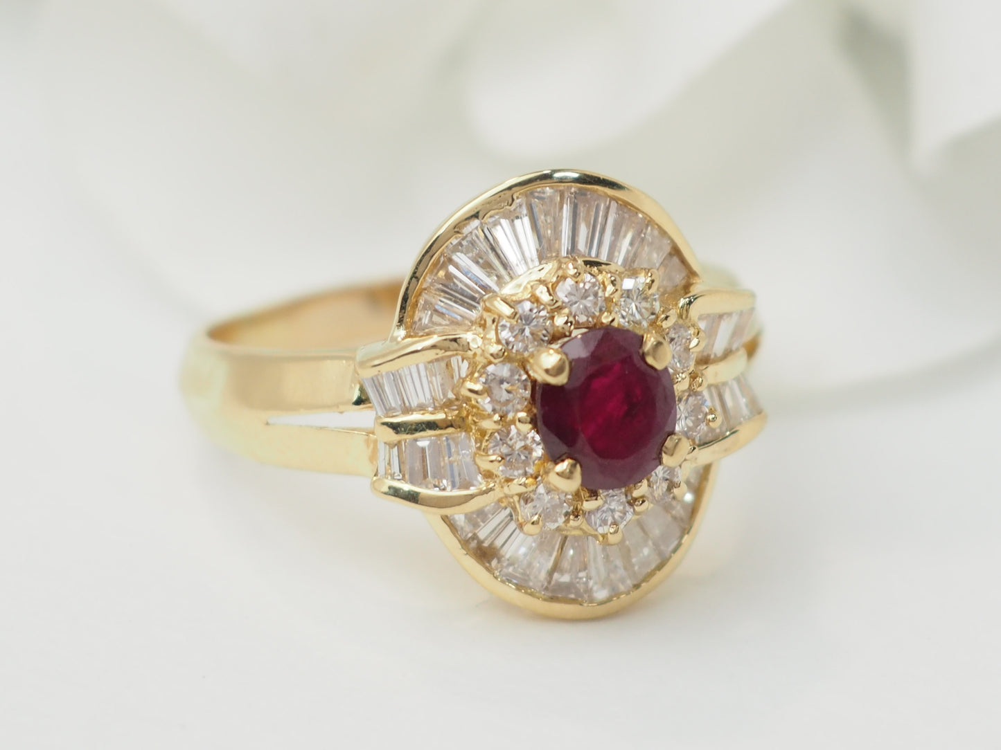 Bague jupe en or jaune, rubis et diamants
