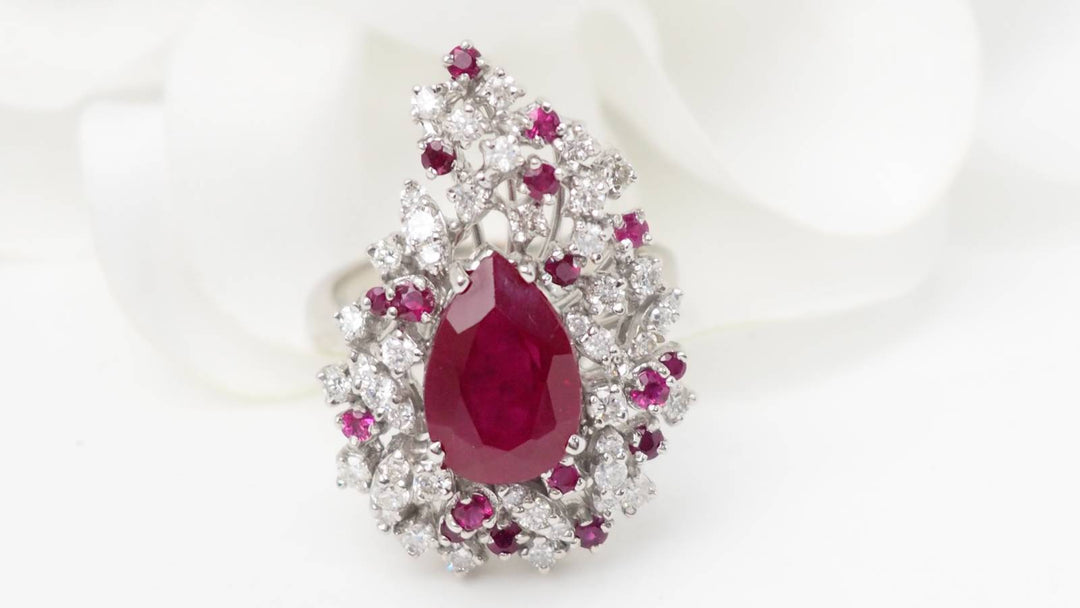 Bague cocktail en or blanc, rubis et diamants